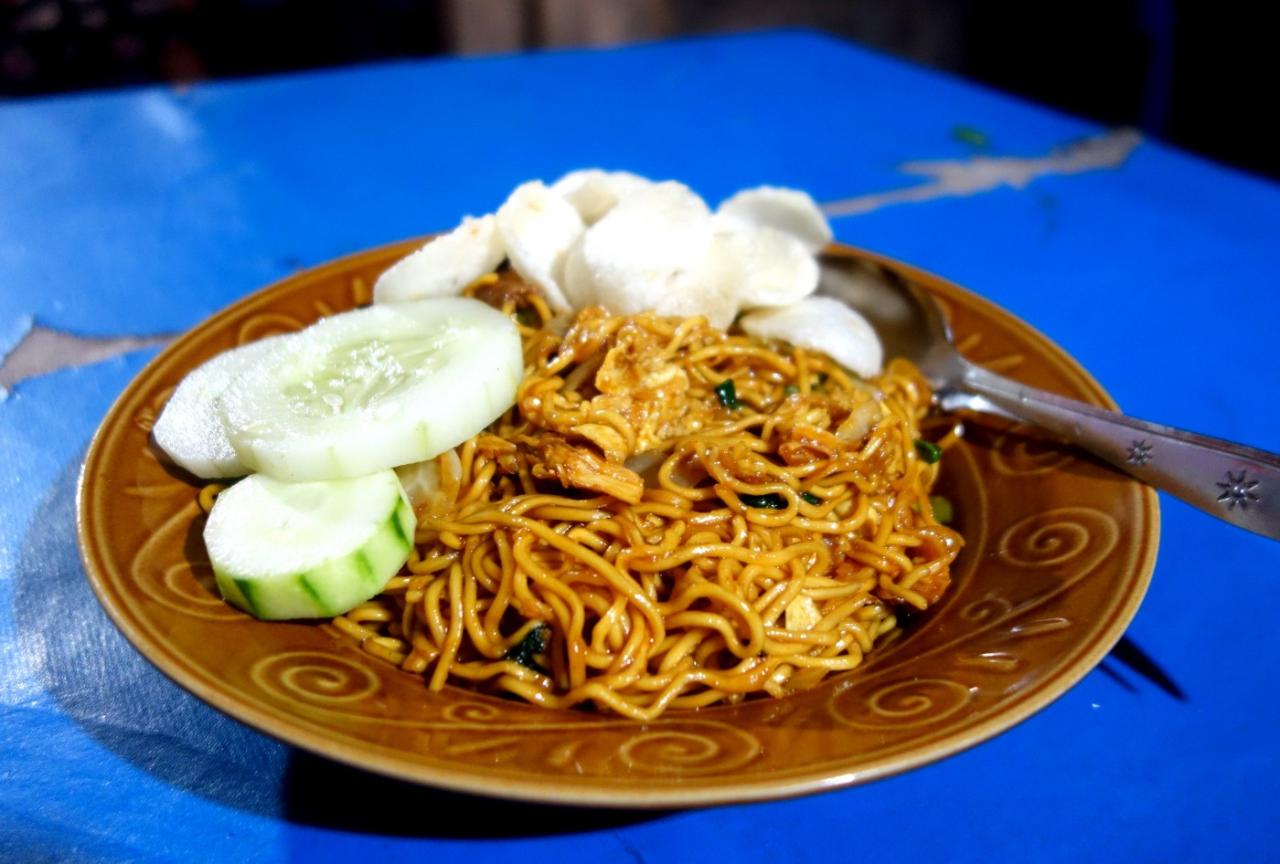 Indonesian nasi food indonesia uduk jakarta dishes eat coconut rice betawi style one